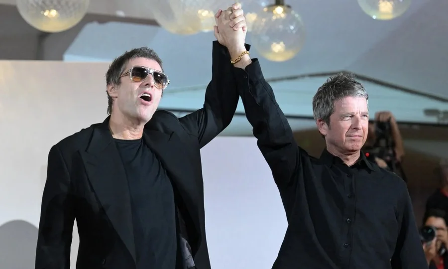 Oasis brothers on stage