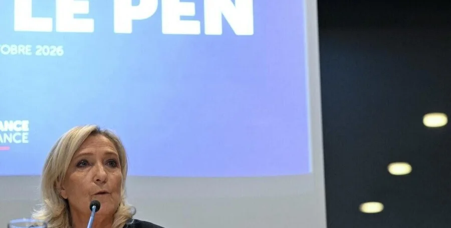 Marine Le Pen speaking podium